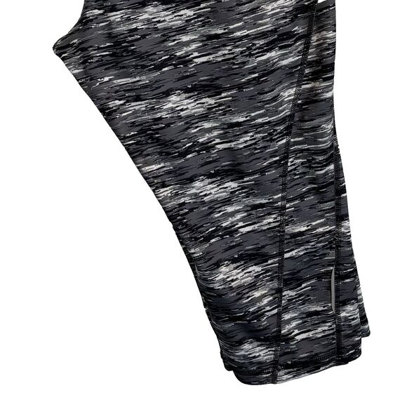 TEK GEAR Women's 2X (39x20) DRYTEK High-Waisted Capri Leggings, Gray/Black/White - Picture 12 of 16
